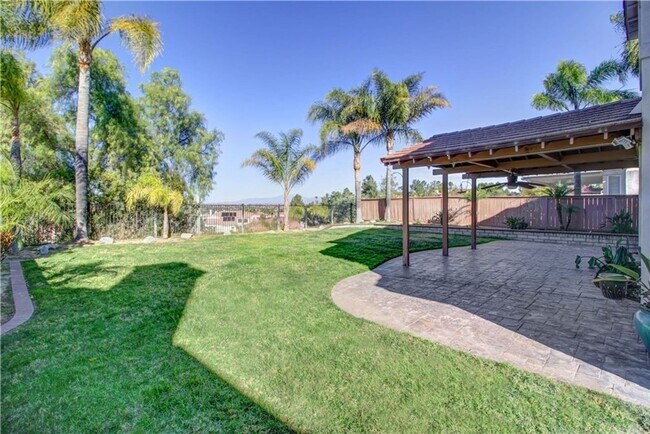 Building Photo - View Home 3 Bedrooms Plus