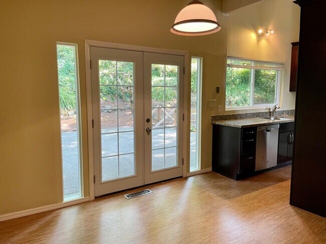 Building Photo - Charming 4 Bed 2 Bath Tri-level in Eastgate, Bellevue