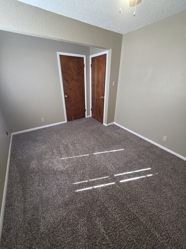 Building Photo - 2 story townhome, 3 bed 2 bath