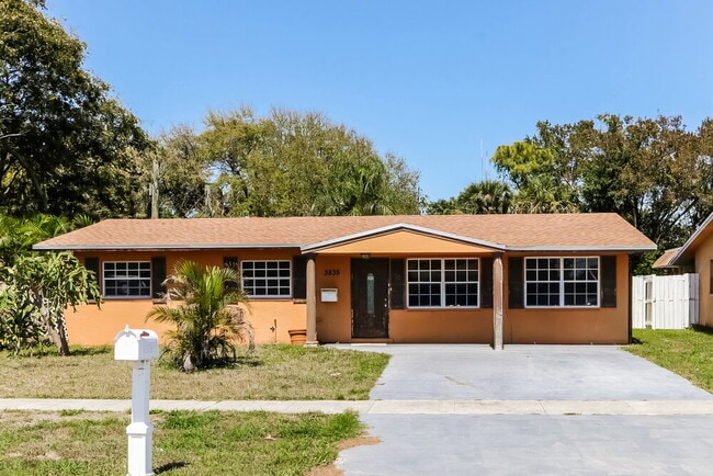 Building Photo - 3835 Holiday Rd