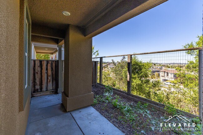 Building Photo - 611 Jade St