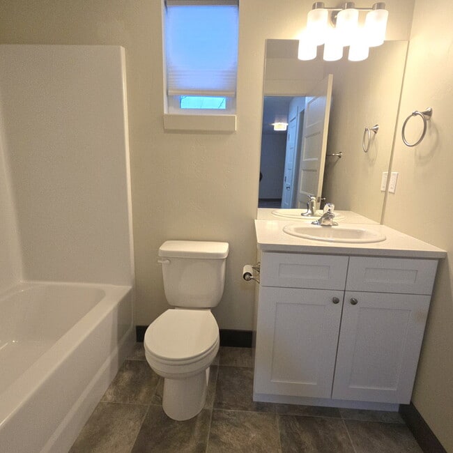 Building Photo - 2 bed, 2 bath with great views!