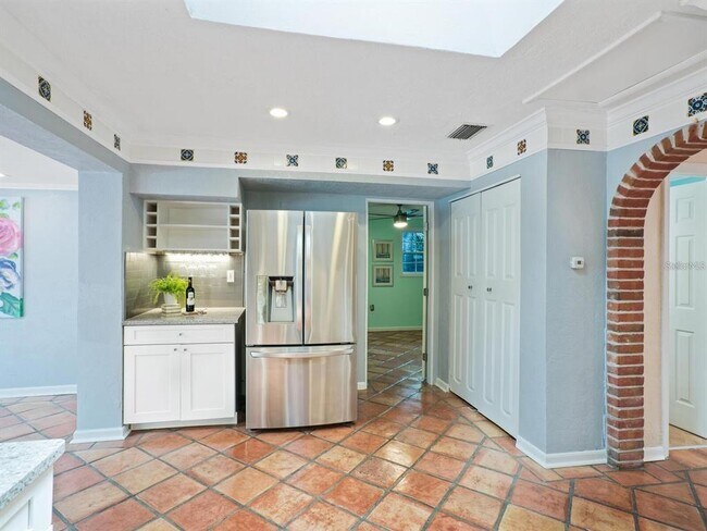 Building Photo - 1127 S Osprey Ave