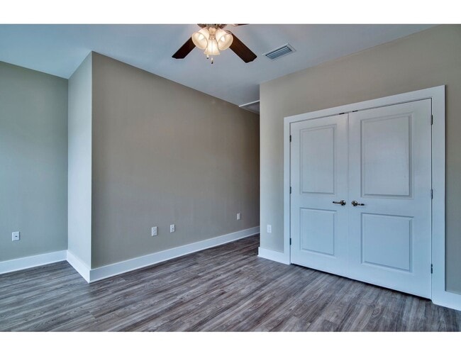 Building Photo - Beautiful 2/2.5 Townhouse in the heart of Freeport