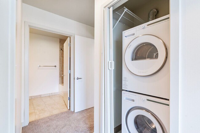 Building Photo - Park Place - 1 bed/1.5 bath/bonus room - Pearl District Condo w/NEW paint/bedroom carpet/parking/...