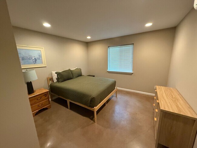 Building Photo - Nowells Subdivision Town Homes - Fully Furnished and Utilities Included