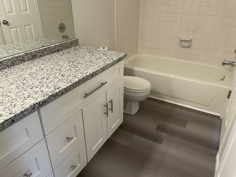 Full bathroom - 5301 W 76th Ave