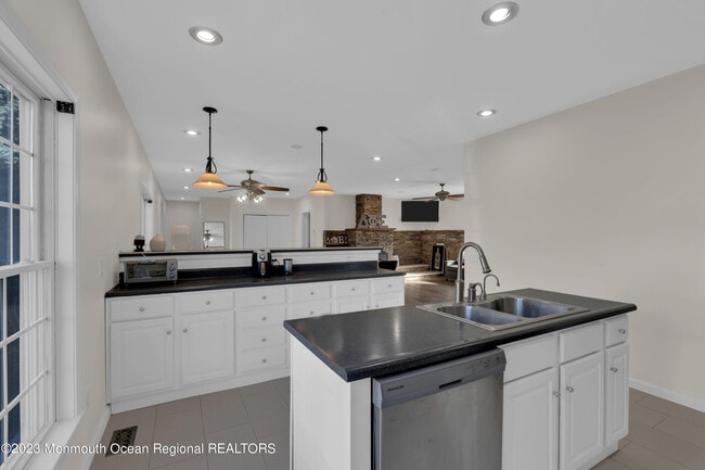 Building Photo - 374.5 W Park Ave