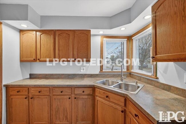 Building Photo - 667 Caswell Ave