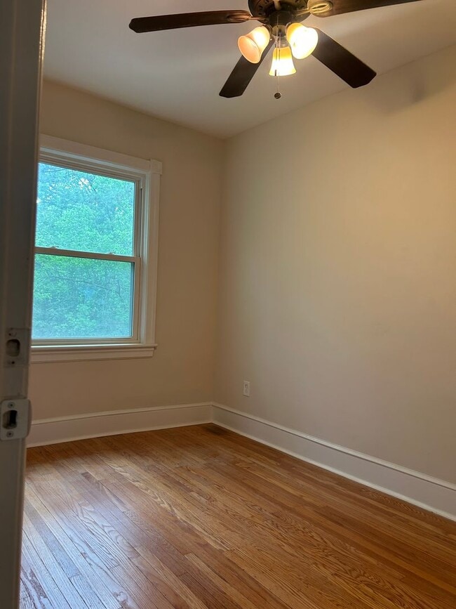Building Photo - Renovated 2 Bed Apartment 1 block to downtown with Laundry and Central Air