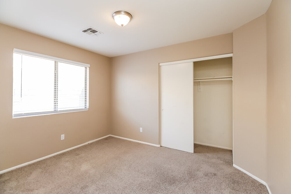Building Photo - 975 E Vernoa St