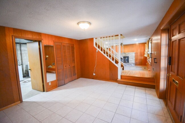 Building Photo - 4 Bed, 2 Bath Home for Rent – Unique Design & Retro Charm