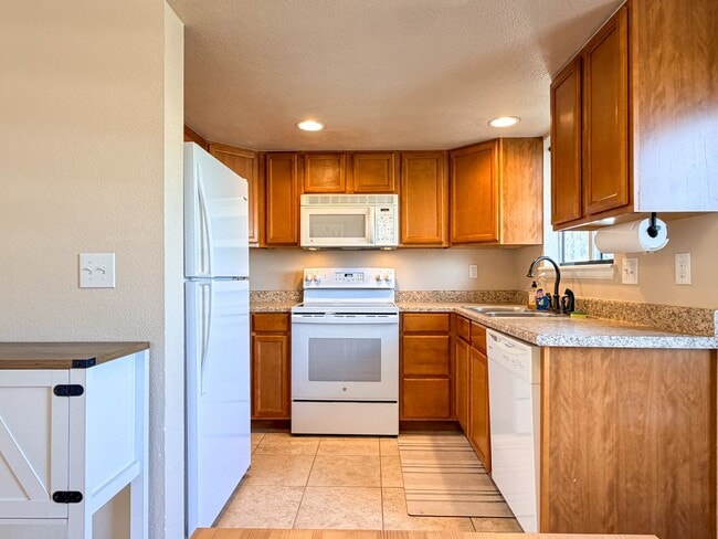 Building Photo - Open and Bright Corner Unit