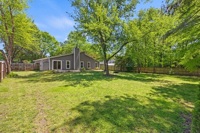 Building Photo - "Charming 4-Bedroom Haven in Charlotte's Heart with Spacious 2271 sq ft Living!"