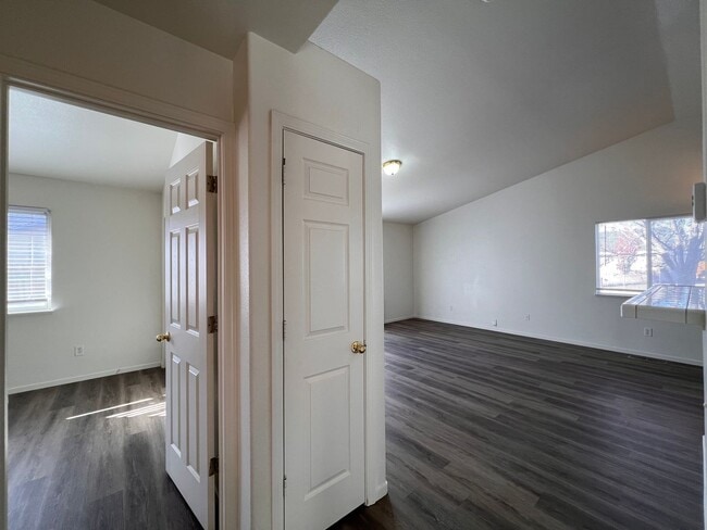 Building Photo - Cute 2 bedroom home located in Donner Trails!