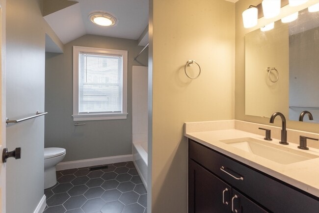 Building Photo - 19 Hoyle St