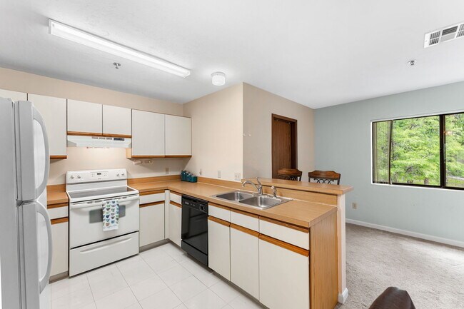 Building Photo - 7814 Shadowood Dr