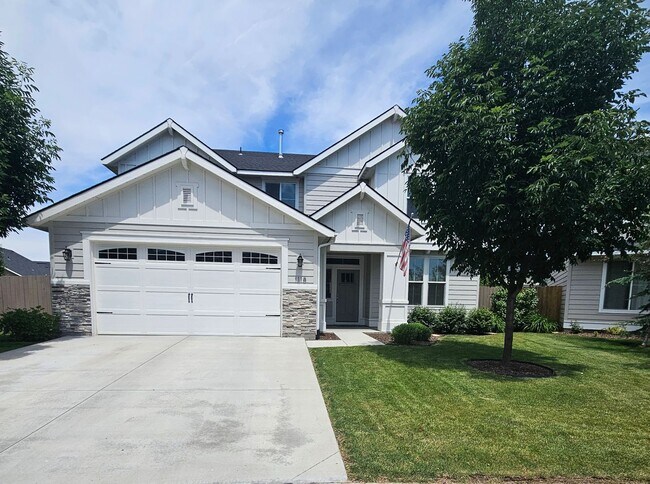 Building Photo - Ready now this beautiful 3 Bedroom Upscale...