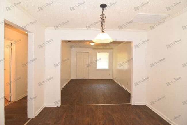 Building Photo - 2 Bedroom Duplex For Lease