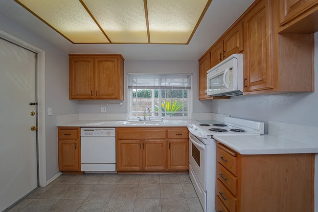 Building Photo - Beautiful 4 Bd Townhouse