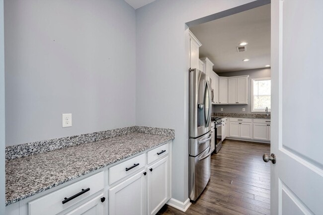 Building Photo - Beautiful 5 Bedroom Home For Rent