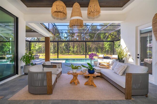 Building Photo - 15210 Pendio Dr