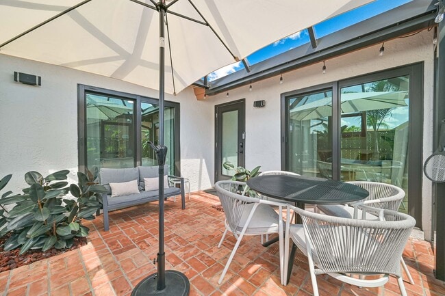 Building Photo - NOW AVAILABLE - Cozy Furnished Villa in Royal Woods!