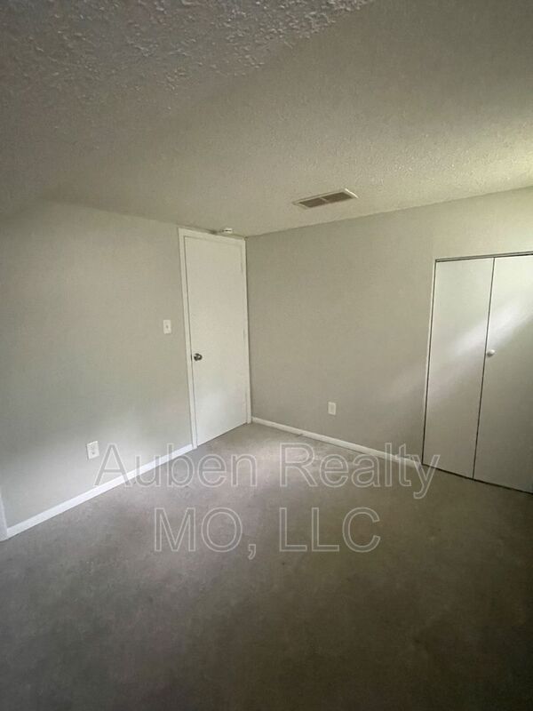 Building Photo - 409 NE Westwind Dr