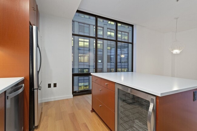 Building Photo - Exquisite 1BD/1.5BTH Condo Unit in the Pea...