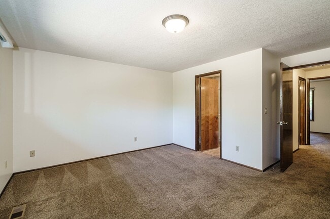 Building Photo - GREAT LOCATION!!! Single Level 3 bedroom 2...