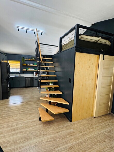 Building Photo - 24 E Winding Hill Rd