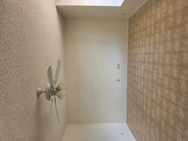 Building Photo - 1458 N Acacia Rd