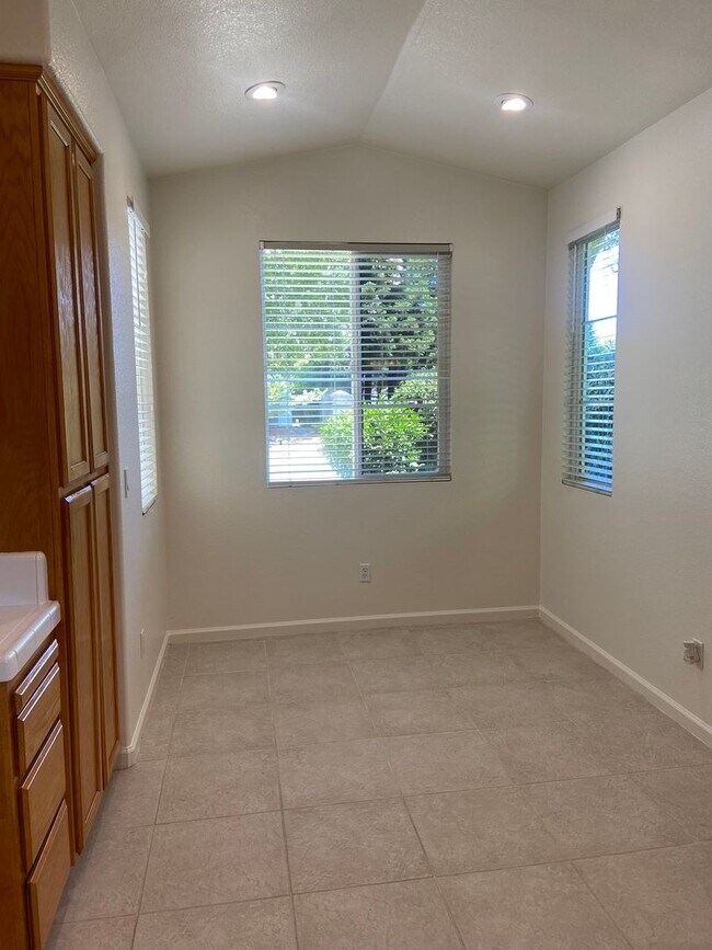 Building Photo - East Roseville - Near Olympus Point - 3 Bdrm, 2 Bath