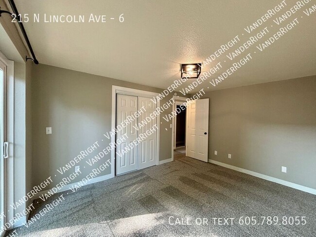 Building Photo - Renovated 2 Bedroom In Canton!