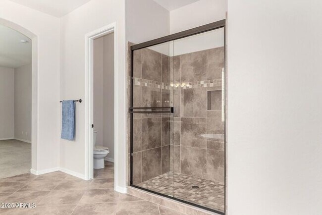 Building Photo - Stunning 4 bedroom, 3 bathroom home in the...