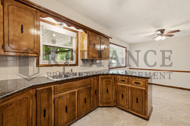 Building Photo - 428 Peach Tree Ln