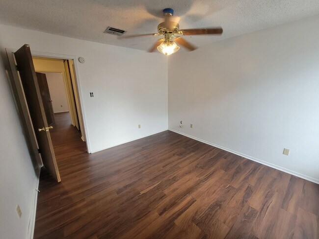 Building Photo - Commuter’s Dream Home! Live close to local food and quick interstate access