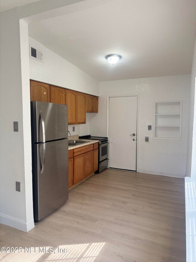 Building Photo - 2584 Wisteria St