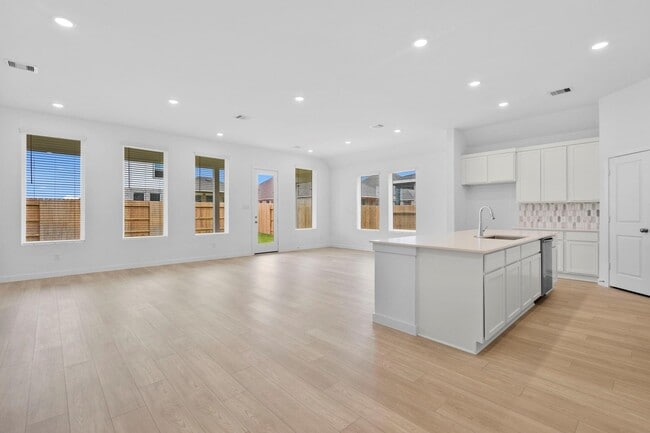 Building Photo - 2716 Pne Blf Dr