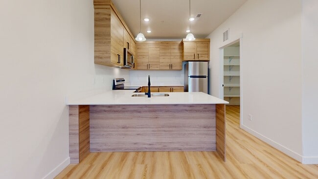 Building Photo - 1136 W State St