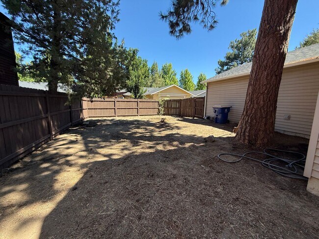 Building Photo - Fantastic 3 Bed/2.5 Bath Single Family Home in SE Bend