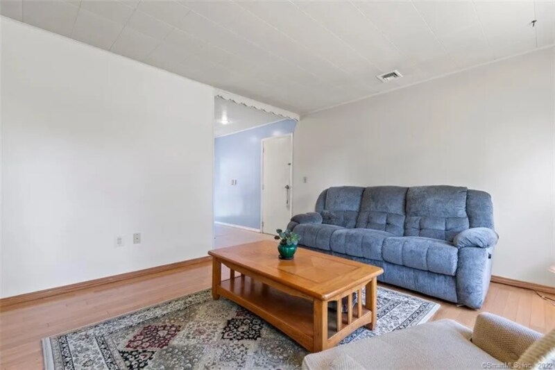 Building Photo - 8 Indian Field Rd