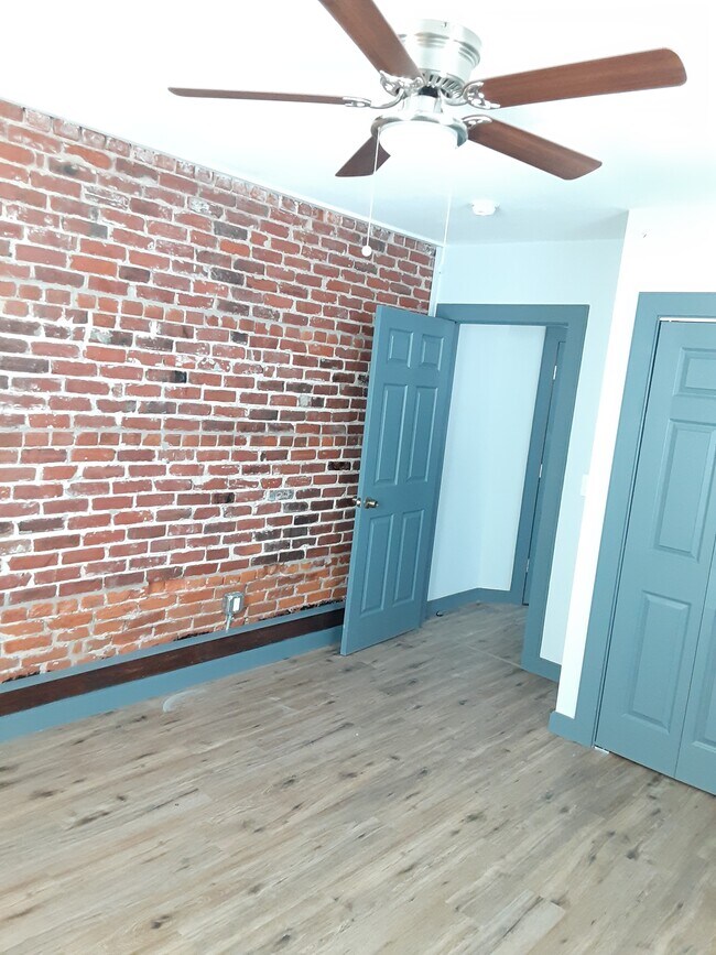 Building Photo - 1212 W Erie Ave