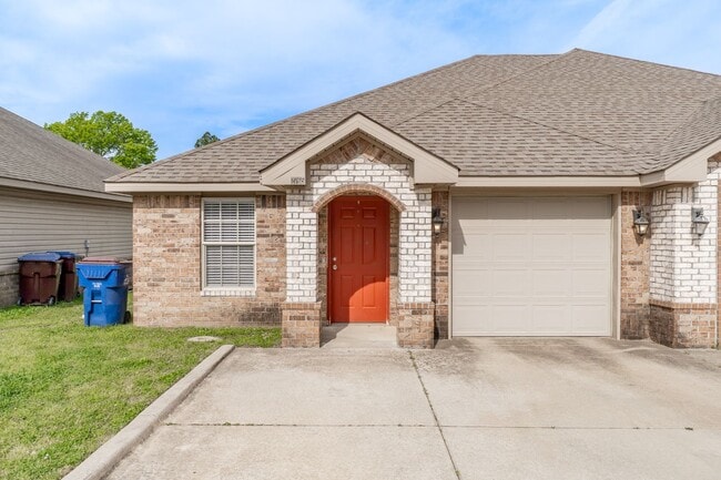 Building Photo - 2755 Oakview Rd
