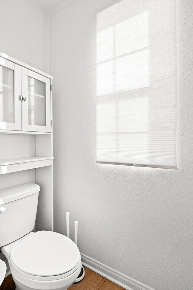 Building Photo - Fully Furnished with appliances Ontario Townhouse