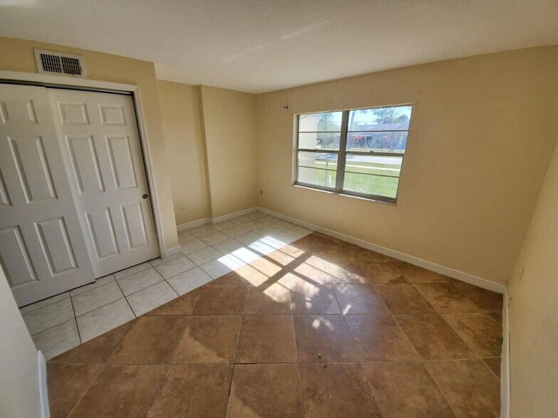 Building Photo - 290 Flower Ln