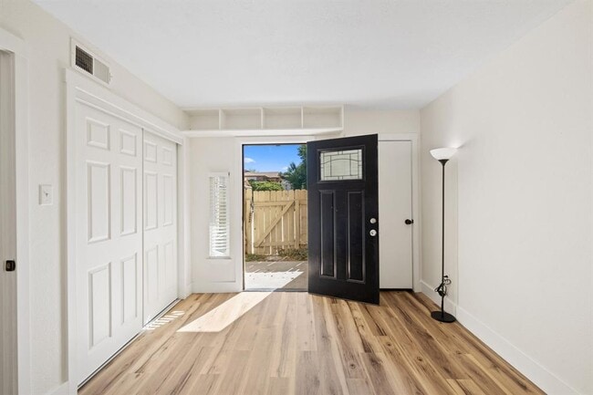 Building Photo - 1705 Crossing Pl