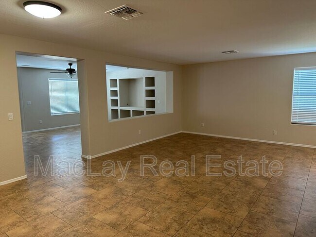 Building Photo - 2011 W Sunshine Butte Dr