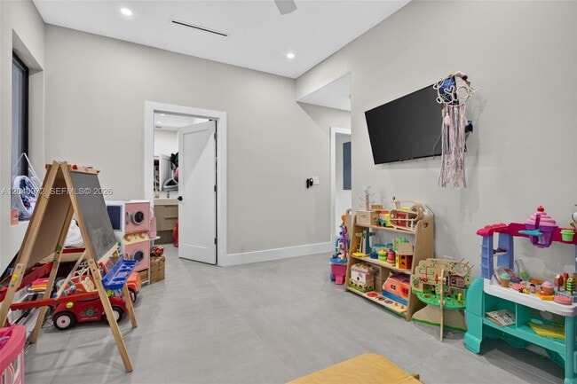 Building Photo - 645 NE 53rd St