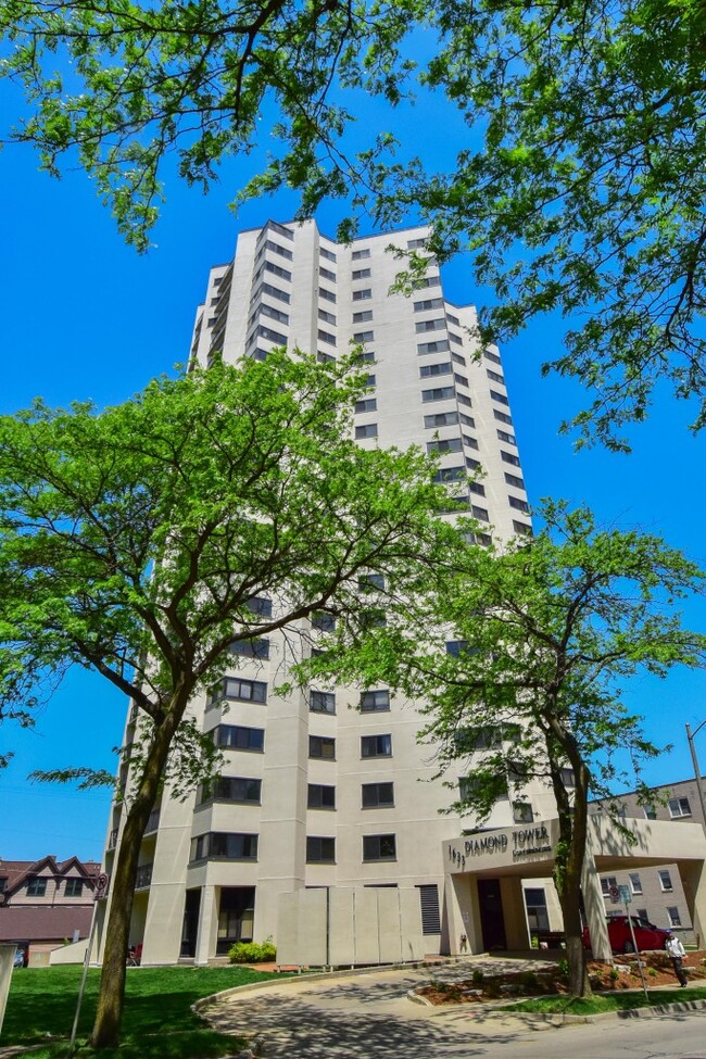 Building Photo - 1633 N Prospect Ave